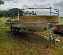 Pontoon boat