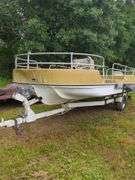 Pontoon boat