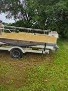 Pontoon boat