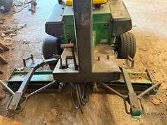 John Deere 2243 Mower gas showing 1561 hours
