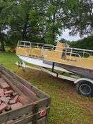 Pontoon boat