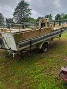 Pontoon boat