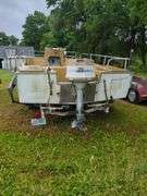Pontoon boat