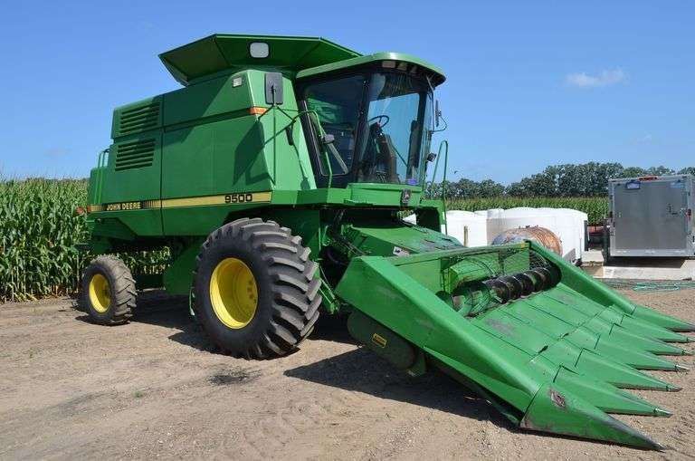 John Deere 9500 Combine w/ 6-Row Corn Head