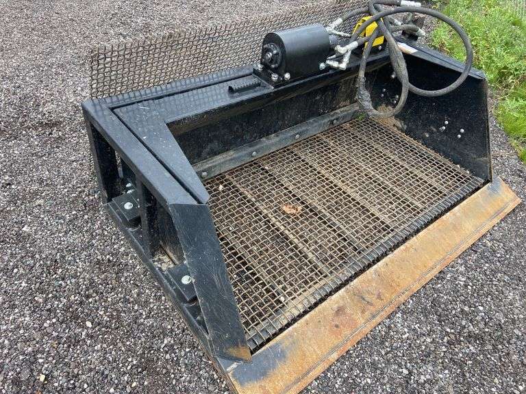 Remlinger skid steer soil screen with 2 screens