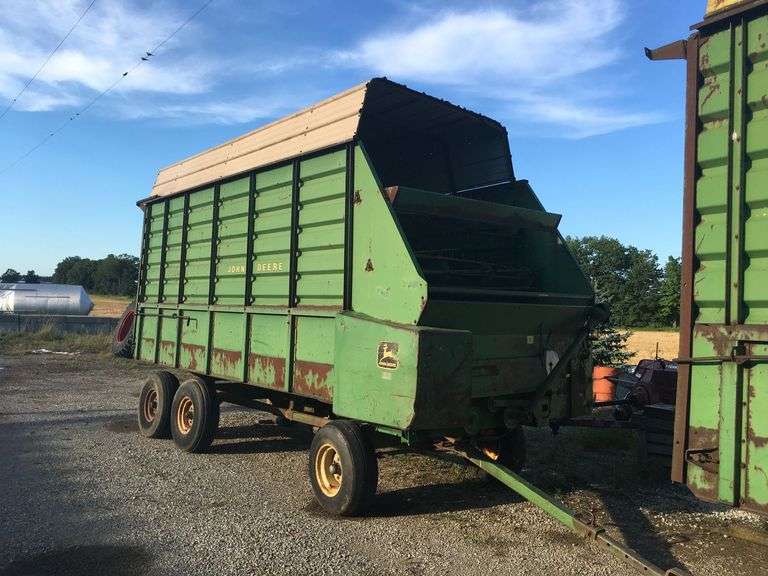 John Deere 716A Chopper Wagon image