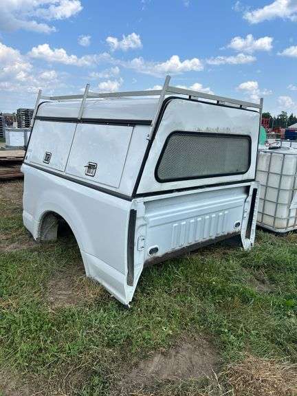 Bed and cap off of 2017 Ford F-250, row:9 image