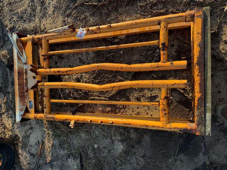 Cattle Head Gate image