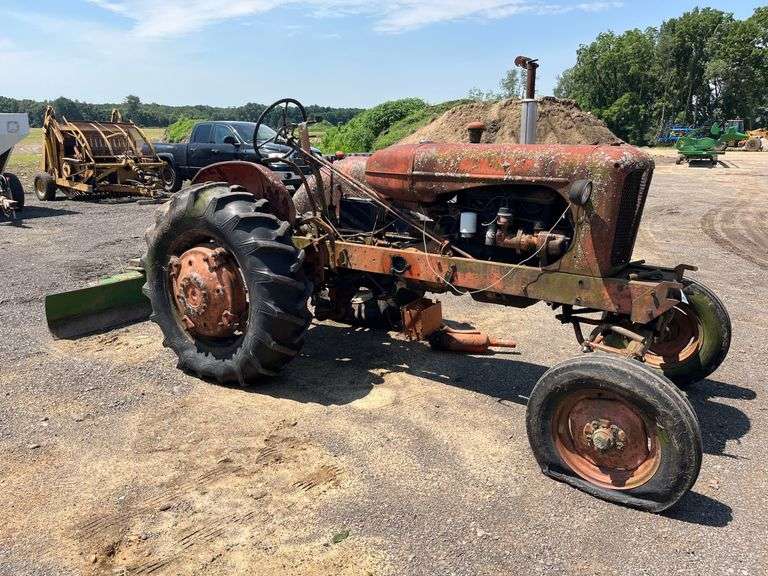 Allis- Chalmers WD with blade, new battery, runs image