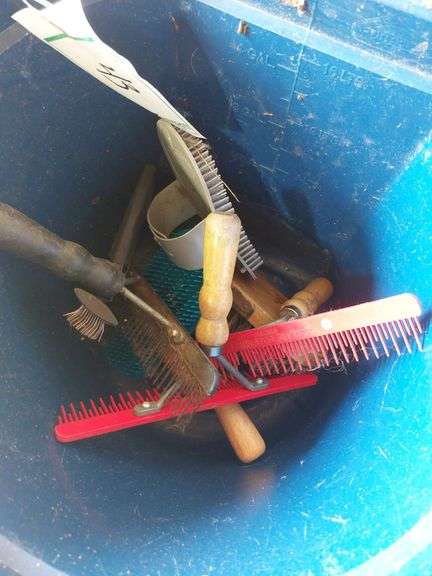 Grooming Tools in Flat-Back Bucket