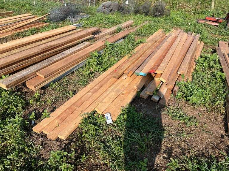 (1) Pile of 2 x 4 assorted lengths up to 16', row:11 image