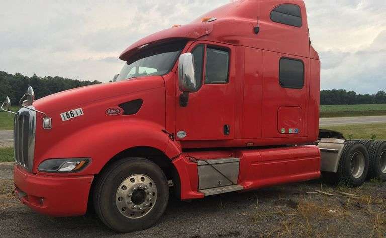 2009 PETERBILT 387 Sleeper Truck Tractor