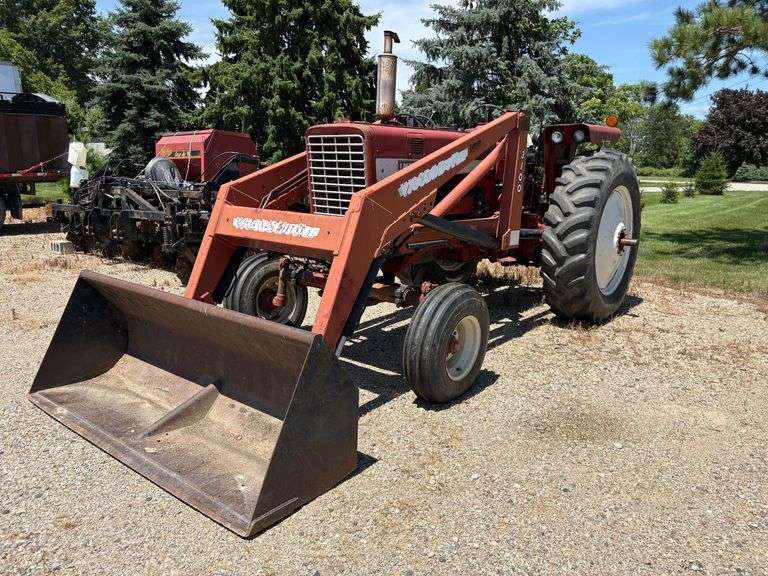 Farmall 656 Hydro Tractor w/ Loader image