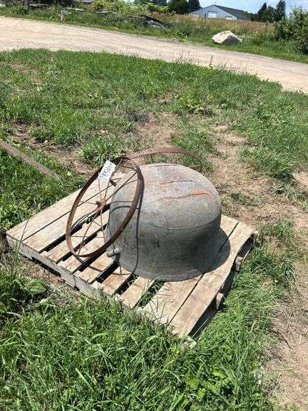 Large Cauldron with (2) steel wheels, row:4 image
