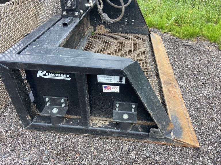 Remlinger skid steer soil screen with 2 screens