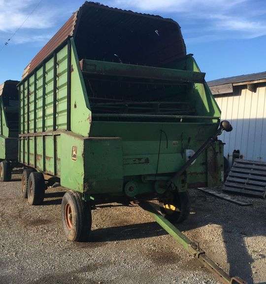 John Deere 716A Chopper Wagon image