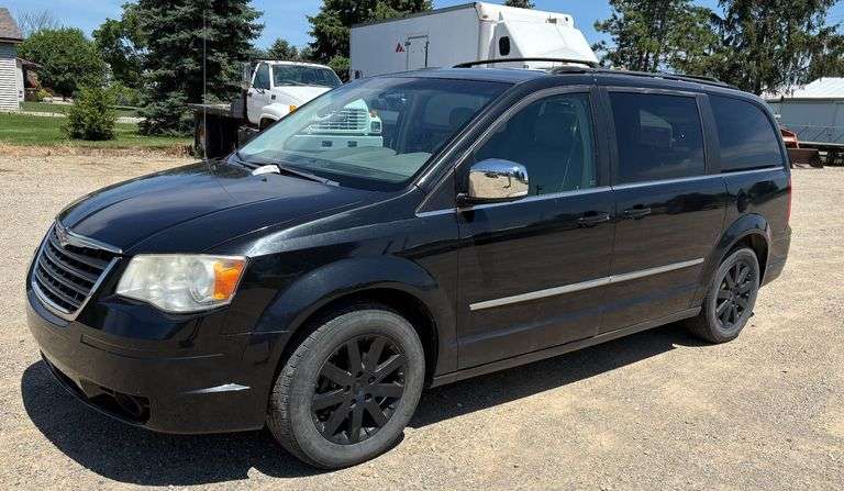 2010 Chrysler Town & Country image