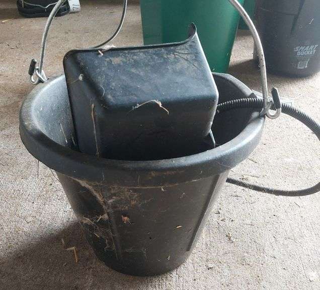 Heated Rubber Bucket w/ 3 1/2 Quart Mineral Feeder