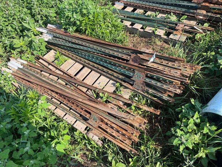 (1) pallet of metal T-posts, row:11 image