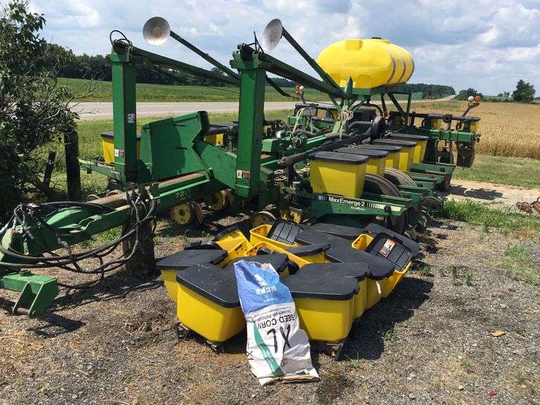 John Deere 7200 16 Row Corn/Bean Planter image