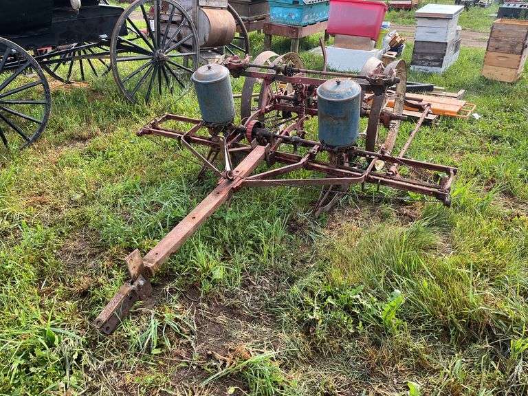 International 2 row corn planter, row:10 image