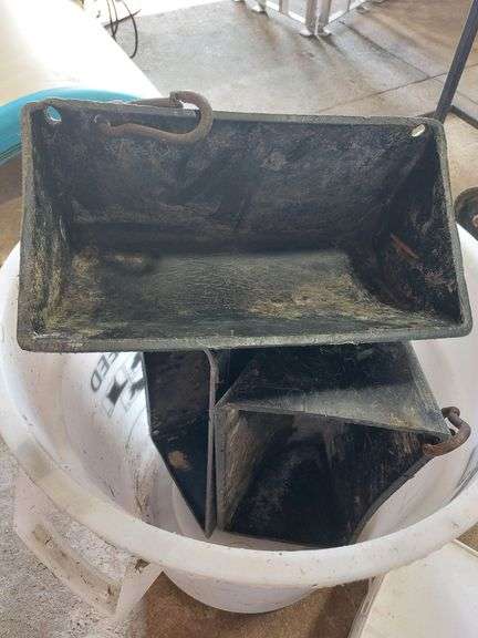 (3) Hanging Feeders, Swell, & Brute Barrel w Lid