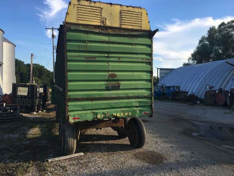 John Deere 716A Chopper Wagon