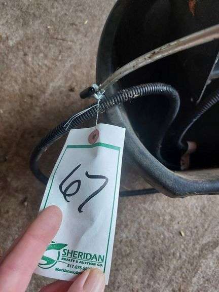 Heated Rubber Bucket w/ 3 1/2 Quart Mineral Feeder