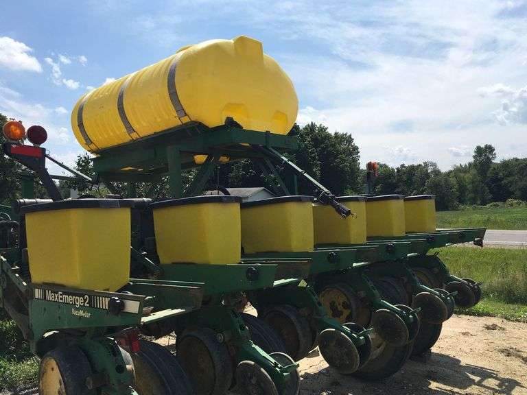John Deere 7200 16 Row Corn/Bean Planter