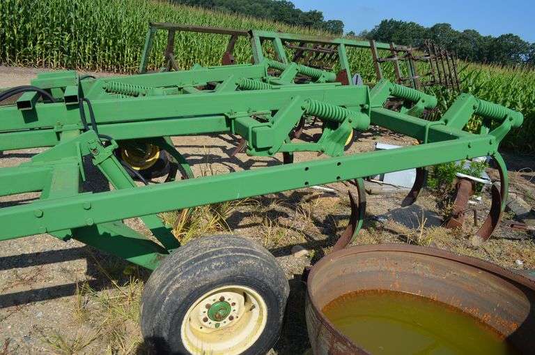 John Deere 712 9 Shank Chisel Plow
