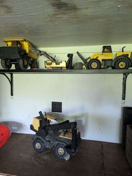 Kid play trucks