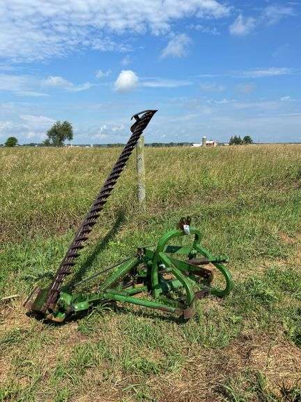 John Deere model #350 3 pt. sickle bar mower 7' cut, row:11 image