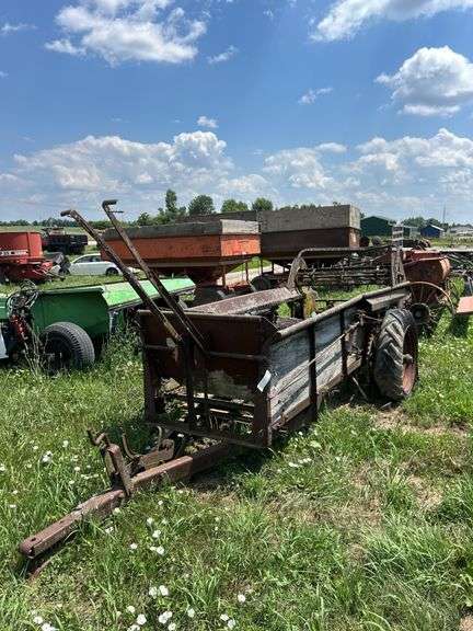 New Idea Manure Spreader: Row 3