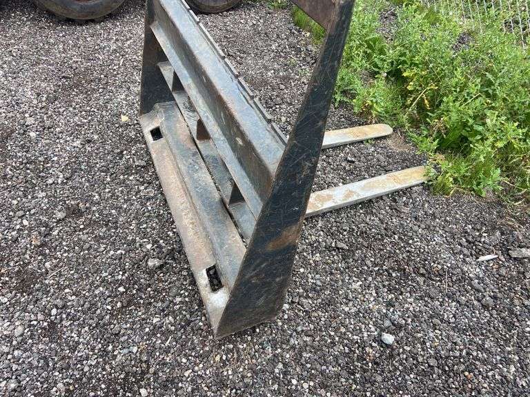 Skid steer pallet forks
