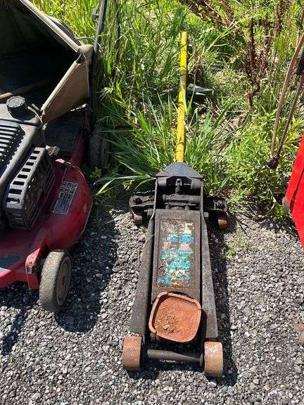 Floor jack image