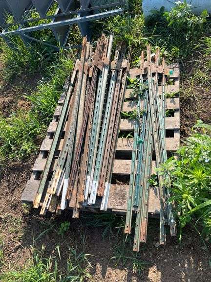 (1) pallet of metal T-posts, row:11 image