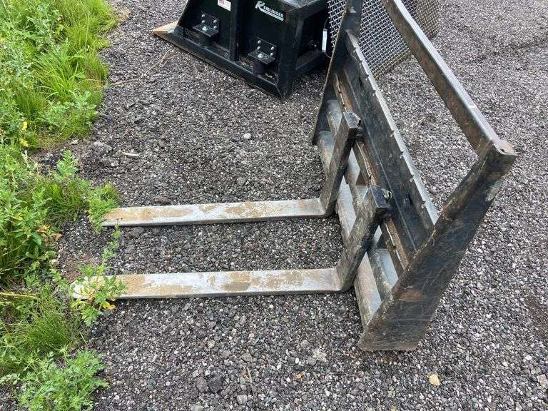 Skid steer pallet forks