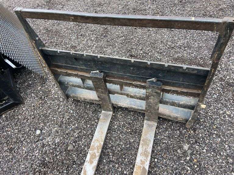 Skid steer pallet forks