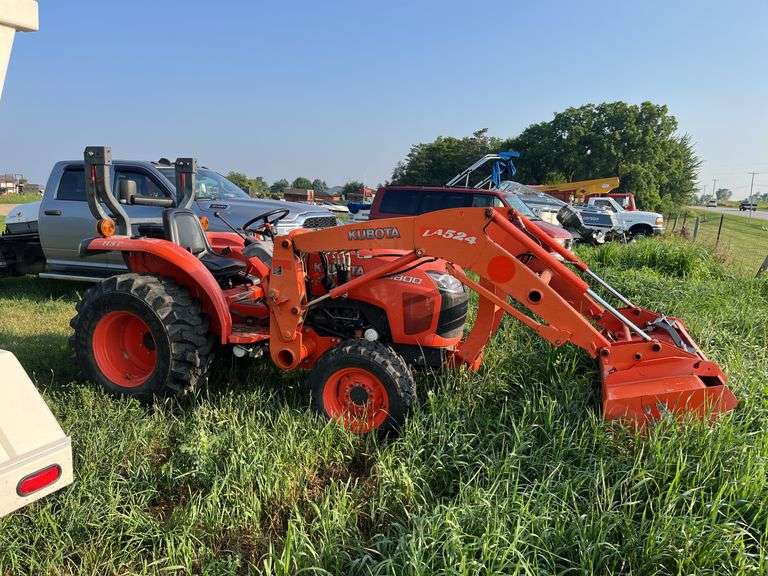 Kubota L3800 with loader 66" bucket, Row:1 image