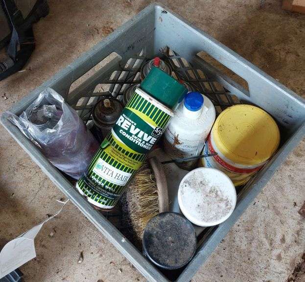 Livestock Show & Grooming Supplies in Crate