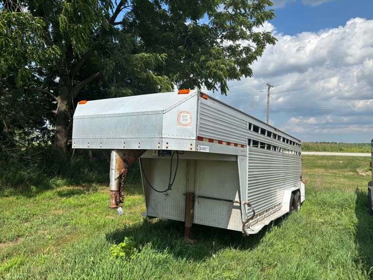 2000 Barrett Livestock Trailer 20', row:1
