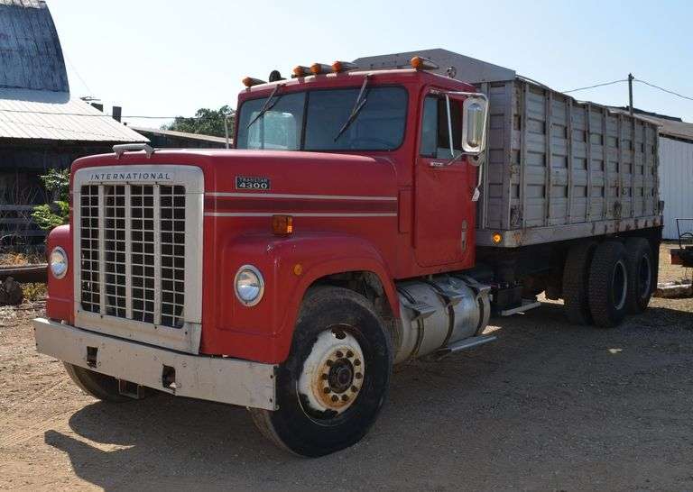 1976 International Transtar 4300 Grain Truck
