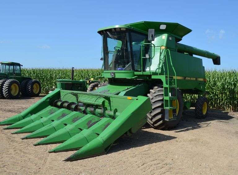 John Deere 9500 Combine w/ 6-Row Corn Head