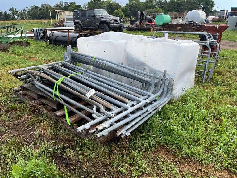 (4) farrowing crates with spare parts, row:10 image