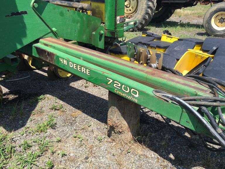 John Deere 7200 16 Row Corn/Bean Planter
