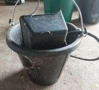 Heated Rubber Bucket w/ 3 1/2 Quart Mineral Feeder