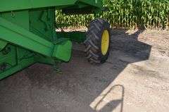 John Deere 9500 Combine w/ 6-Row Corn Head