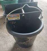 Heated Rubber Bucket w/ 3 1/2 Quart Mineral Feeder
