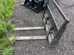 Skid steer pallet forks