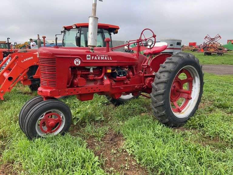 Super H Farmall tractor, row:1 image
